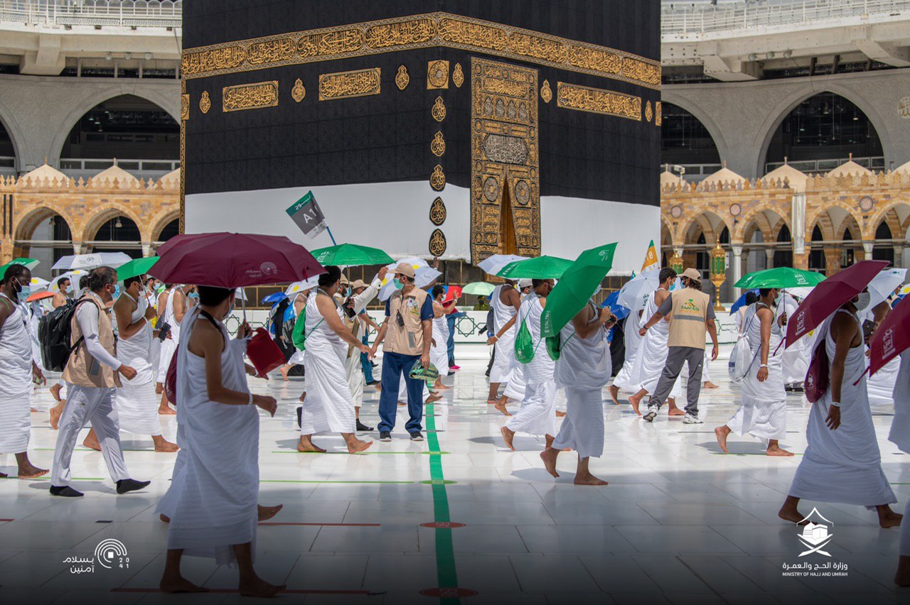 حجاج يطوفون حول الكعبة