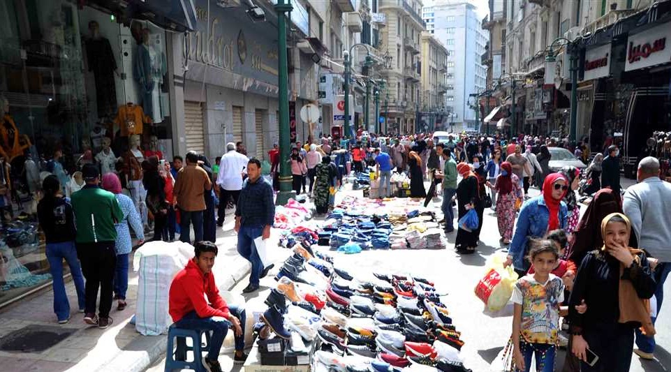 مصانع مغلقة وعمالة مشردة.. كيف أثرت «كورونا» على صناعة الملابس الجاهزة؟