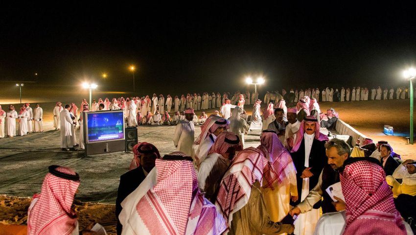 بالصور.. تفاصيل «العشاء الأخير» للأمير الوليد بن طلال في الصحراء