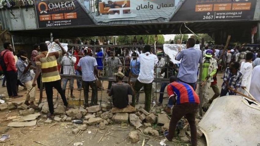 «انتقالي السودان» يعلق الحوار حتى إزالة المتاريس.. والمعارضة «مندهشة»