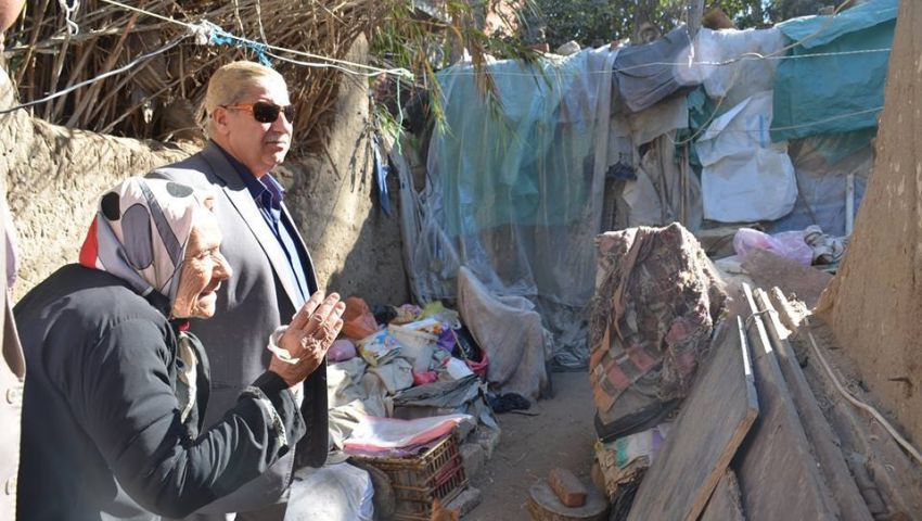 مسنة تستوقف محافظ الإسماعيلية لتجديد منزلها بأبو صوير