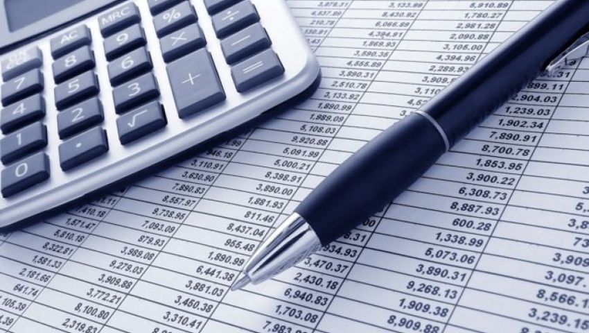 لماذا تراجع سعر الدولار أمام الجنيه؟