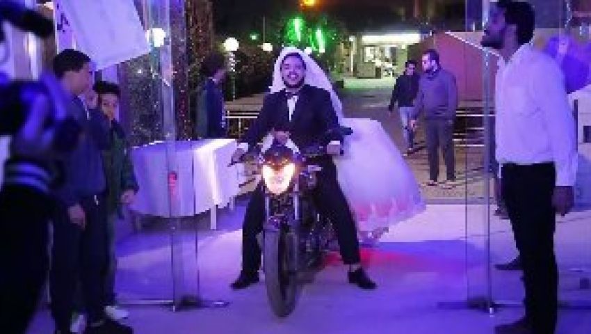 بالفيديو.. عروسة تدخل قاعة زفافها بالموتوسيكل