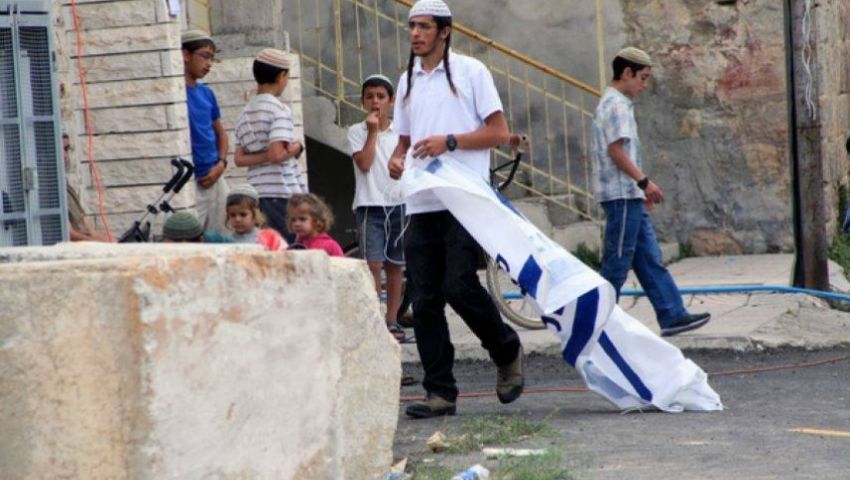في الضفة.. مستوطنون يرشقون مركبات فلسطينية بالحجارة