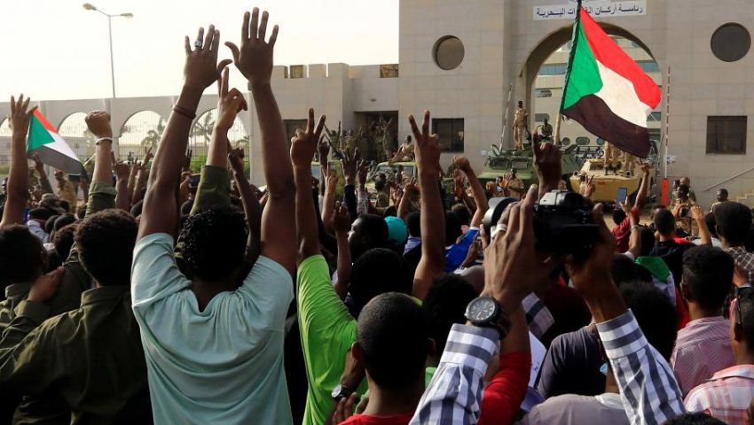 فيديو| اليوم الثالث بدون البشير.. هذه آخر المستجدات في السودان