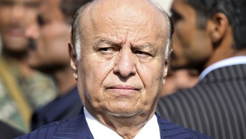 «الرئيس الحائر» يجتمع بحكومته.. هل تشهد عدن ترتيبات جديدة؟