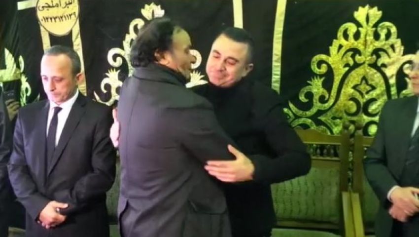 بالصور في عزاء سعيد عبد الغني الابن يبكى ونجوم الفن يواسونه مصر العربية