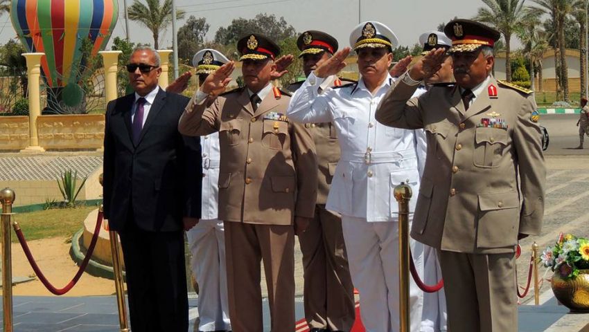 وضع إكليل الزهور على قبر الجندي المجهول بالسويس