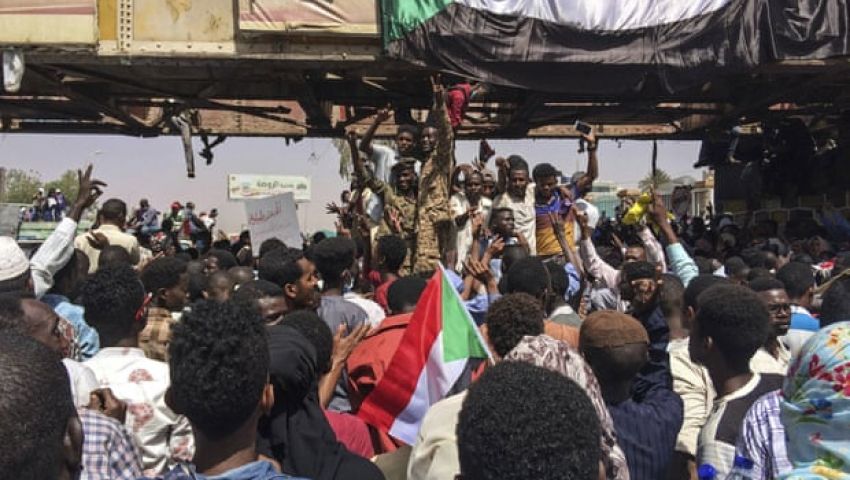 الجارديان: السودان على مفترق طرق.. والفوضى تقترب