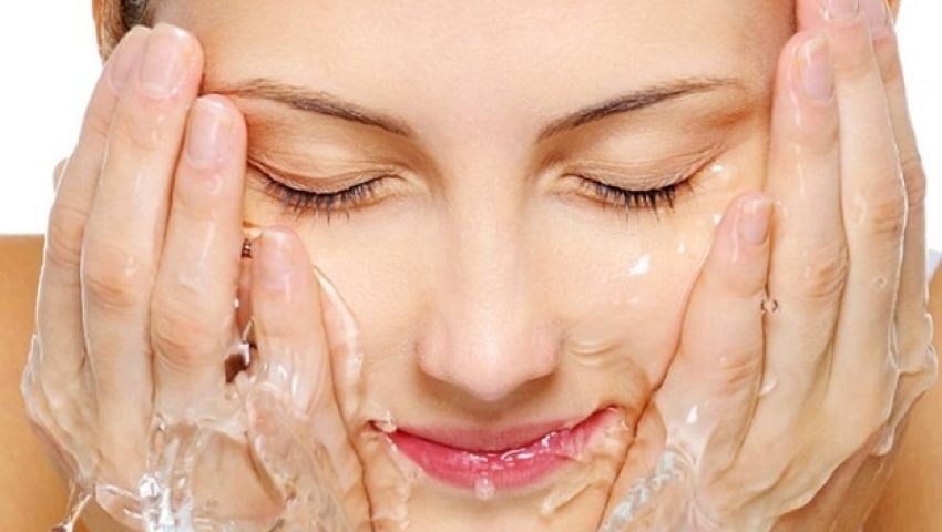 في 4 خطوات نظفي بشرتك الدهنية بسهولة