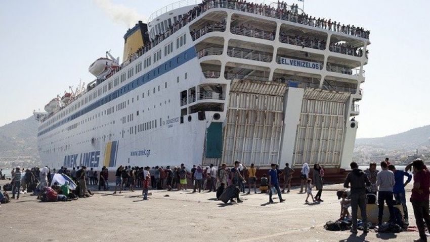 لاجئون غاضبون يعطلون حركة السفن إلى جزيرة ليسبوس اليونانية