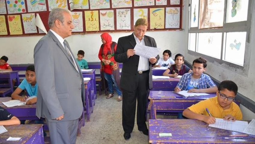 محافظ الإسماعيلية يتفقد لجان امتحانات نهاية العام للشهادتين الابتدائية والإعدادية