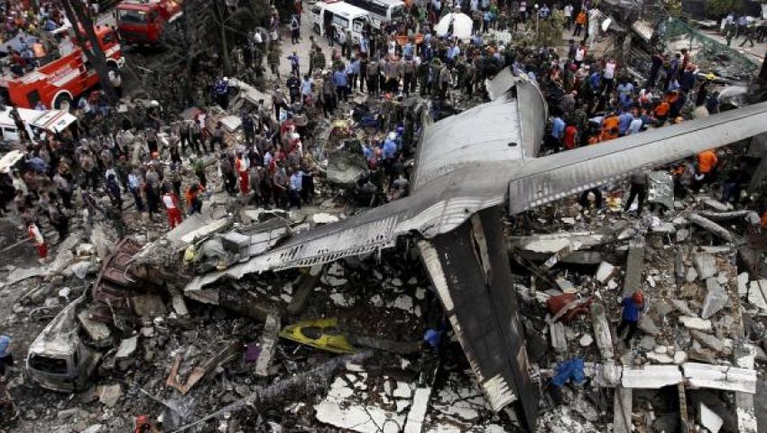 مصرع 13 شخصا فى تحطم طائرة لسلاح الجو الإندونيسى