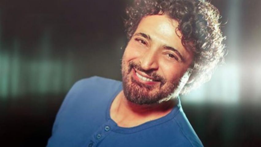شاهد.. حميد الشاعري يتذكر مدرسته بصورة على نفس الدكة بعد 42 عامًا