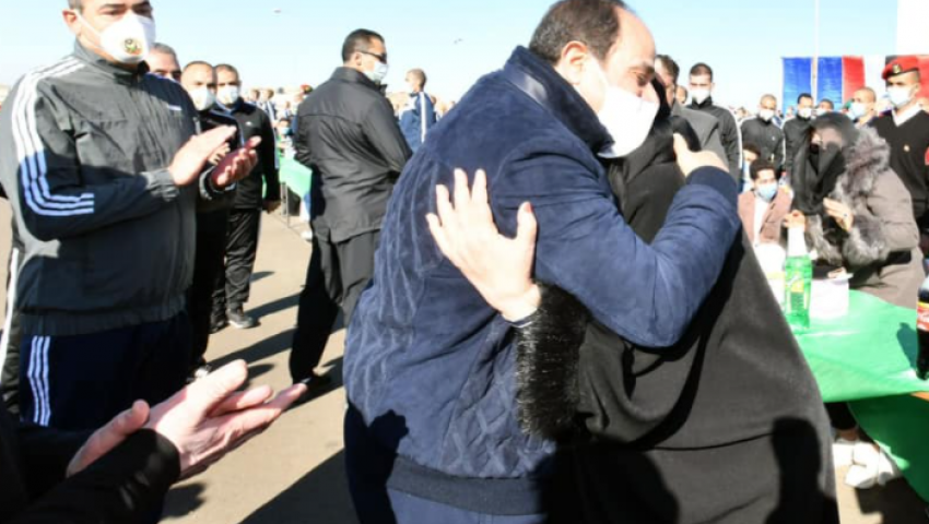 صور..الرئيس السيسي يقبل رأس أم طالب بأكاديمية الشرطة ويطمئن الطلاب