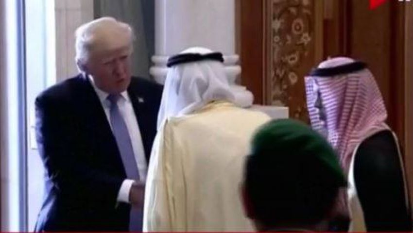 شاهد.. لحظة وصول ترامب مقر انعقاد القمة الخليجية الأمريكية