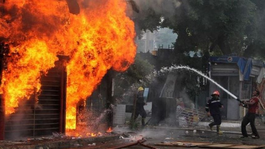 حريق يلتهم 4 ورش لتصنيع السفن بشاطئ رأس التين