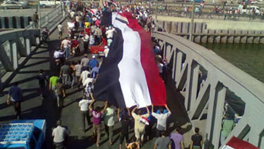 معارضون يبدأون العصيان.. ومؤيدون يتظاهرون لدعم مرسي