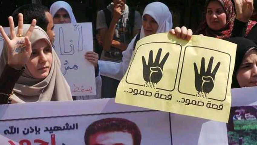 اعتقال 6 سيدات رفعن شعار رابعة