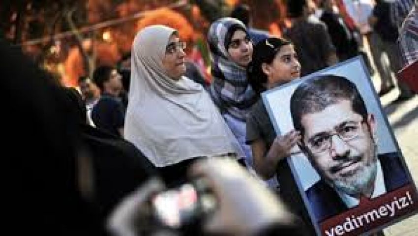 مظاهرة مؤيدة لمرسي أمام سفارة مصر بأنقرة