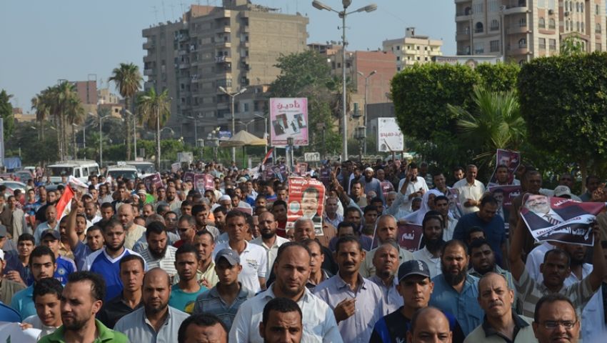 بالصور..مسيرة لأهالي الفيوم تطالب بعودة مرسي وتندد بالانقلاب 