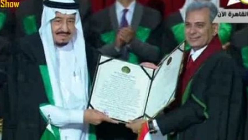 شاهد..جامعة القاهرة تمنح الدكتوراه للملك سلمان