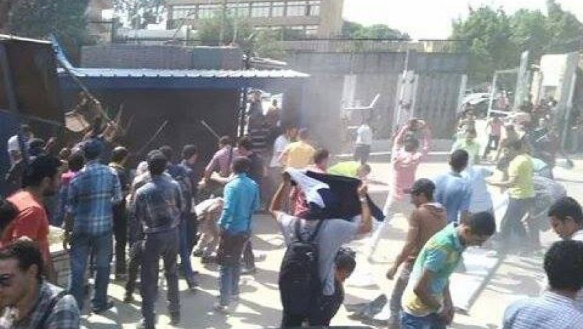 بالفيديو .. انسحاب فالكون من أمام بوابات الأزهر والشرطة تطلق الغاز