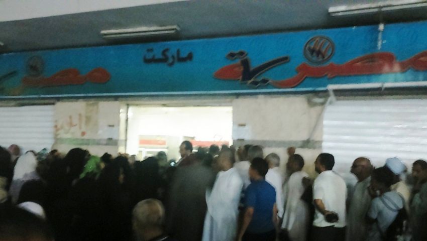 بالصور..اشتباكات وإغماءات بين المواطنين بقنا لصرف الـ  7 جنيه  