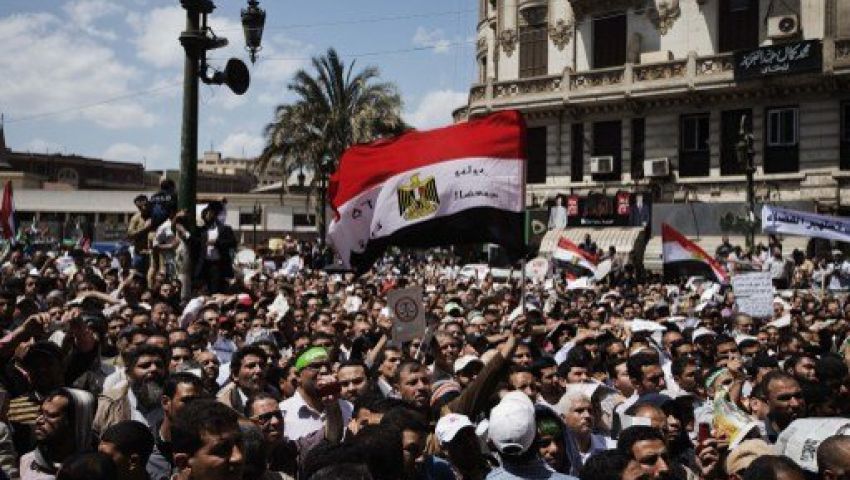 إصابة 11 في اشتباكات بين مؤيدي ومعارضي مرسي