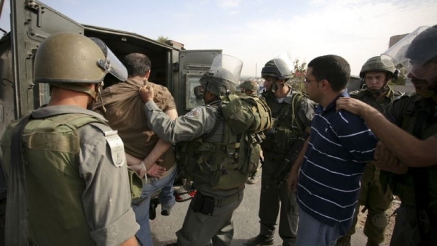 إصابة فلسطيني برصاص الاحتلال واعتقال 2 بالضفة