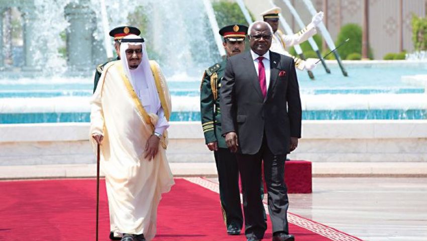 العاهل السعودي ورئيس سيراليون يبحثان العلاقات الثنائية