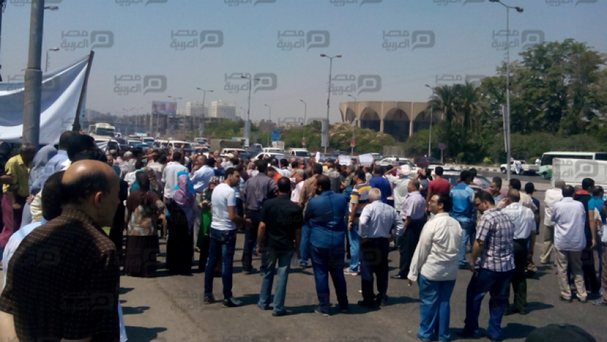بالصور.. موظفو الأزهر يقطعون الأوتوستراد اعتراضًا على خفض رواتبهم