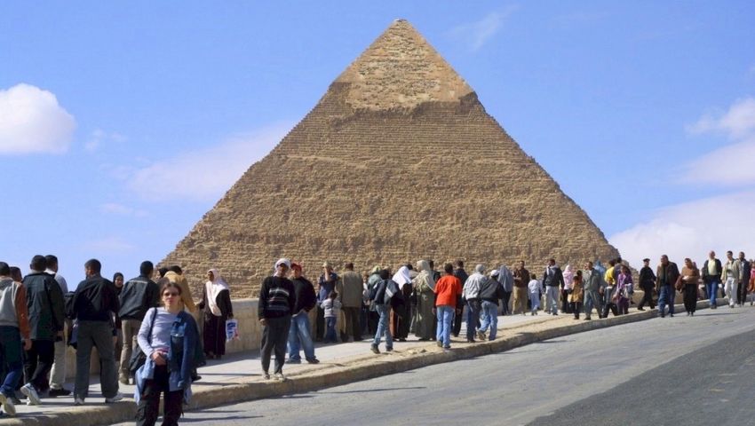 وزير السياحة يعقد اجتماعا موسعاً لتطوير منطقة الأهرامات