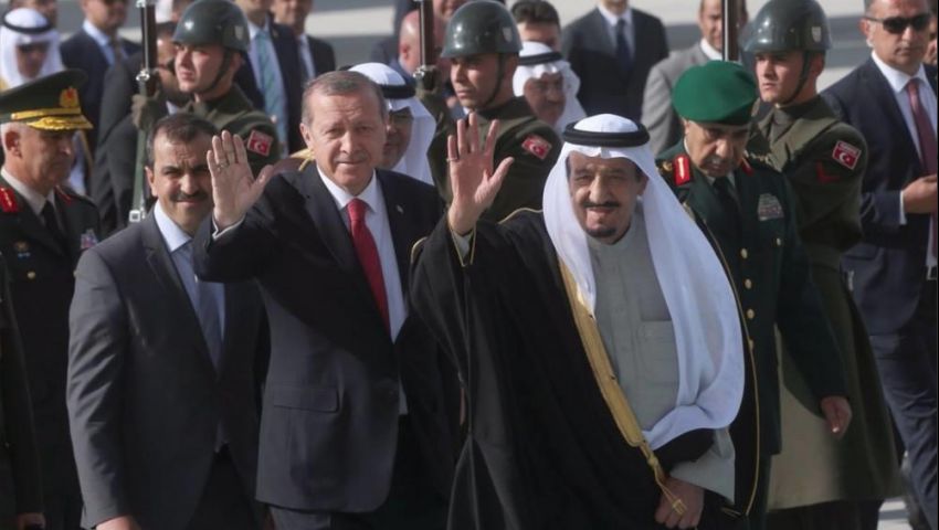 أردوغان يستقبل الملك سلمان بمطار أنقرة