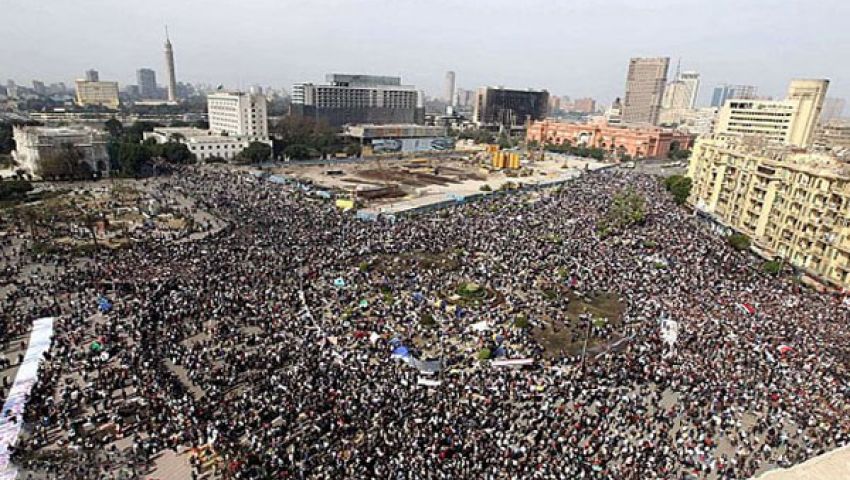 تزايد أعداد المتظاهرين بالتحرير قبل وصول المسيرات
