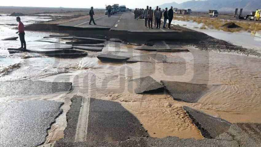 فيديو.. انهيار بطريق الغردقة بسبب السيول