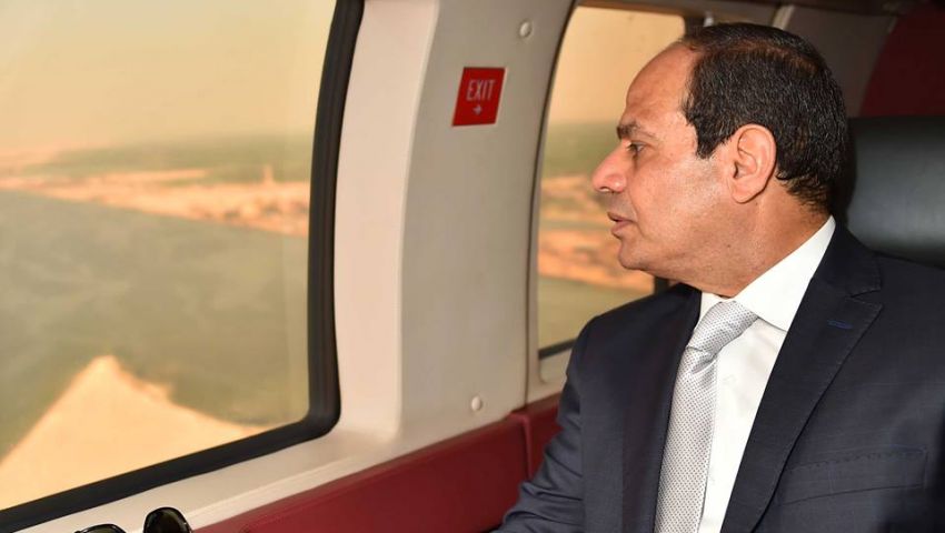 السيسي يتفقد جوًا الأعمال النهائية فى مشروع قناة السويس الجديدة