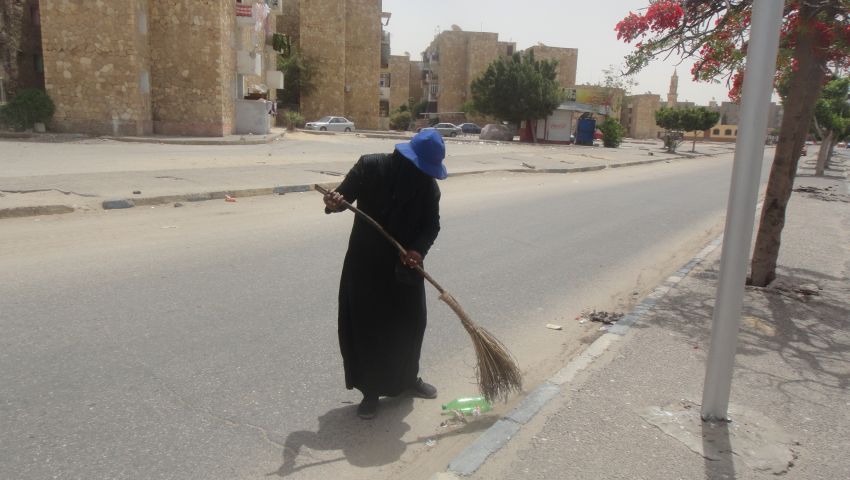 بالصور| نهاد عاملة النظافة.. الشمس تهون علشان خاطر عيالي