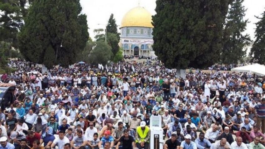 بالصور .. 300 ألف فلسطيني يصلون الجمعة بالأقصى