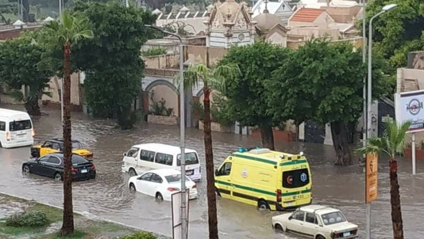 شاهد| موجة الطقس السيء.. طوارئ بالمناطق الساحلية وغرق كورنيش الإسكندرية