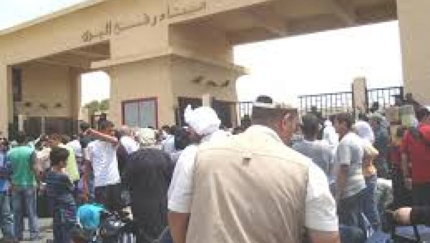إدخال 12 شاحنة مواد بناء إلى قطاع غزة