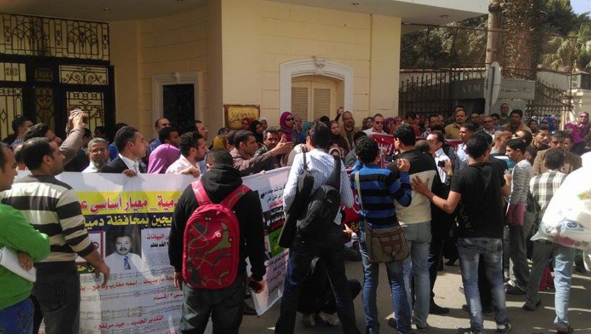  بالصور..مستبعدو الـ30 ألف معلم يتجمهرون أمام وزارة التعليم