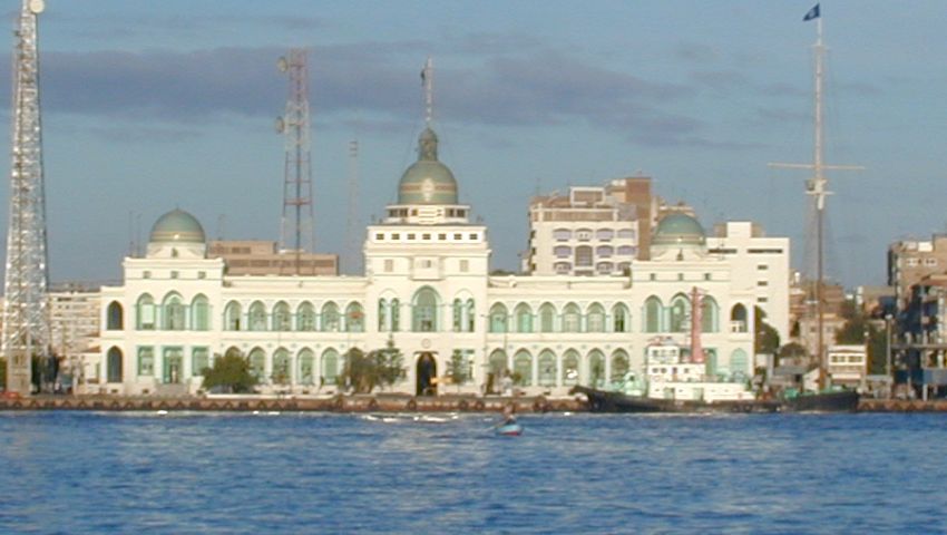 الجيش يزيل تعديات تهدد قناة السويس
