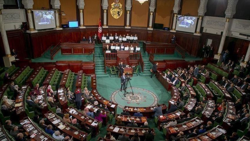 اعتصام وكسور وألفاظ نابية.. ديمقراطية تونس تهتز في البرلمان