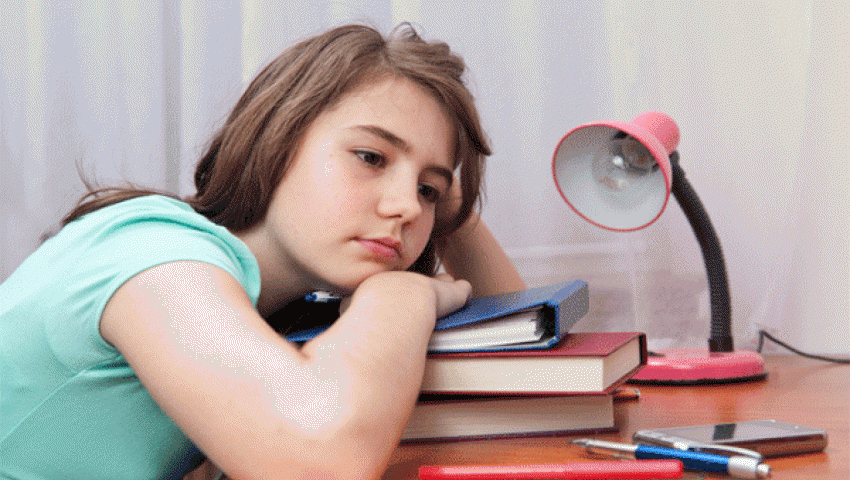 5 مسارات لمساعدة ابنك المراهق على تجاوز الاكتئاب والقلق