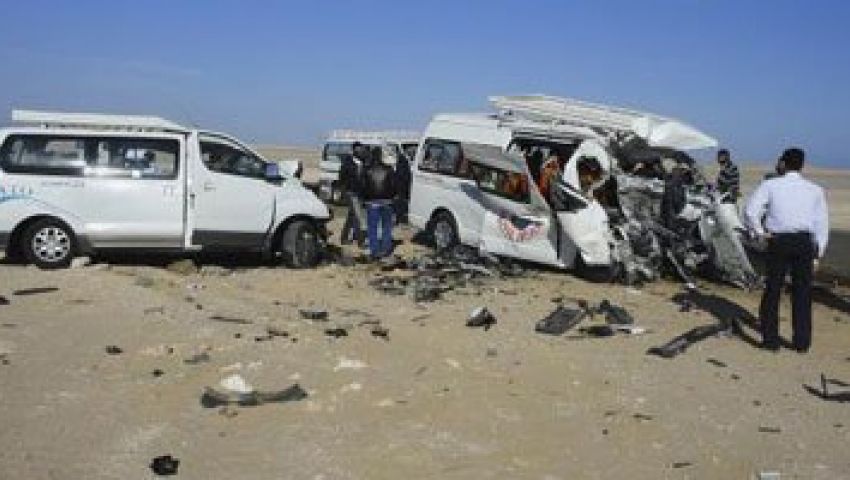 مصرع سيدة وأبنائها الثلاثة في تصادم سيارتي نقل بالبحيرة