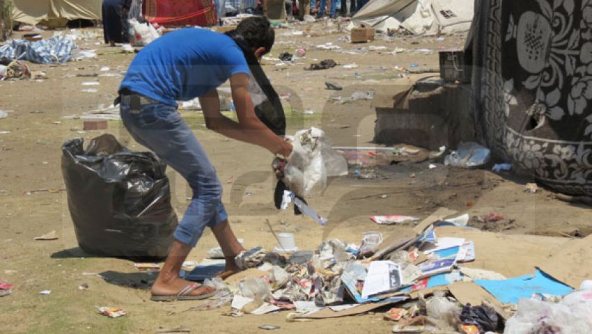 بالصور..متظاهرو التحرير ينظفون الميدان