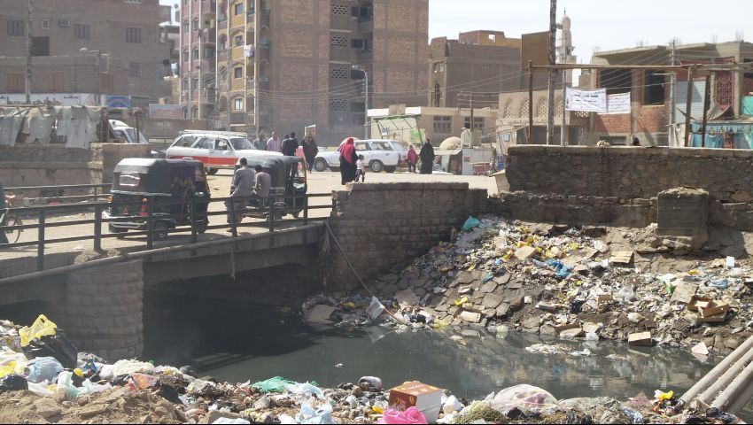 بالصور.. القمامة والأوبئة الوجه الخفي لأسوان السياحية