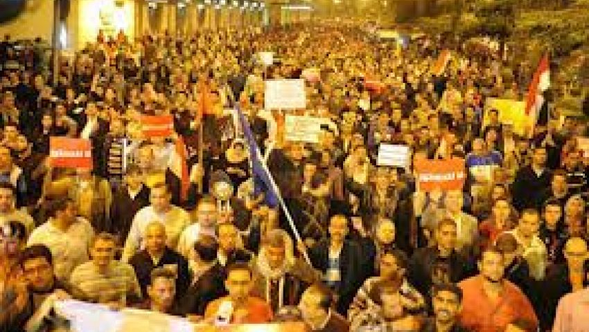 العشرات يتظاهرون أمام الاتحادية ضد مرسي