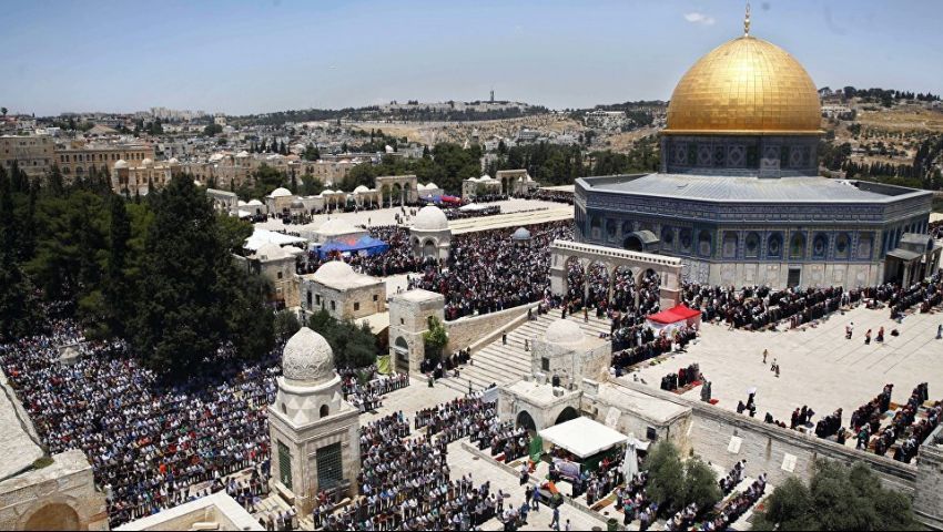 فيديو.. آلاف الفلسطينيين يتصدون لاقتحامات المستوطنين بالمسجد الأقصى